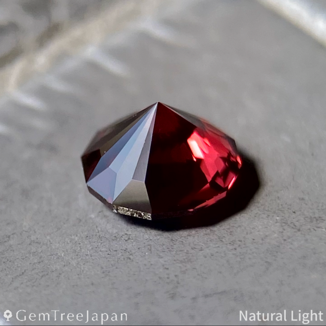 【Trial Price】"Narika Cut" Orangy Red Spinel 0.356ct / Burma