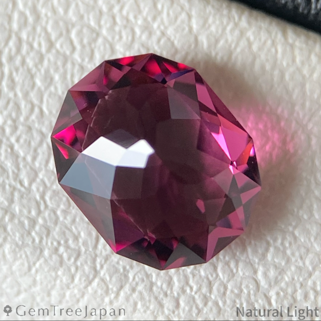 Malaya Garnet 1.971ct / Tanzania