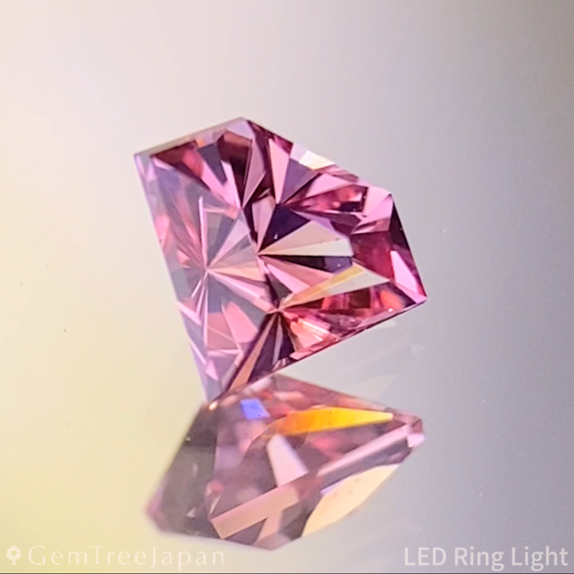 Un-Heat Padparadscha Sapphire 0.327ct / Sri Lanka