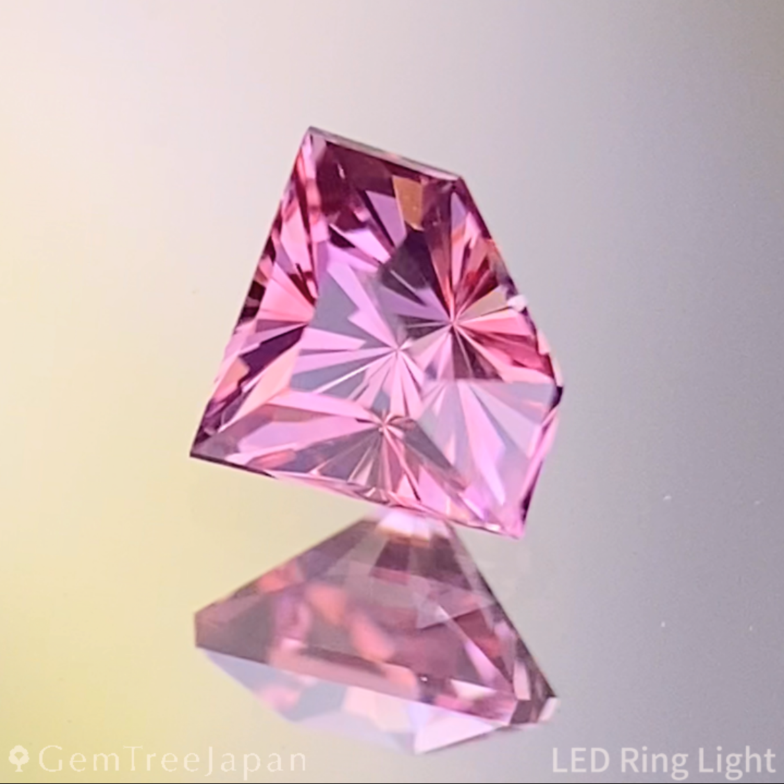 Un-Heat Padparadscha Sapphire 0.327ct / Sri Lanka