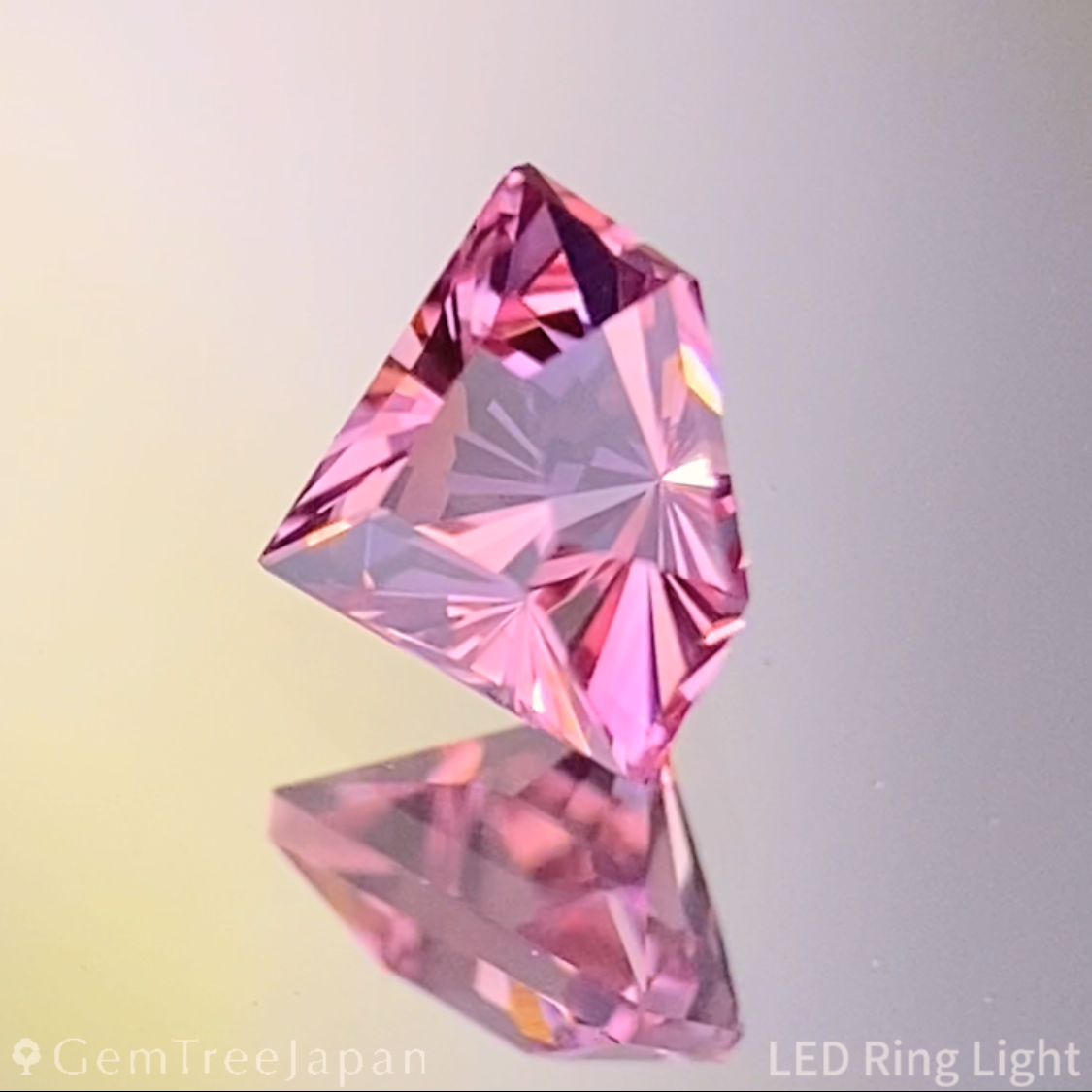 Un-Heat Padparadscha Sapphire 0.327ct / Sri Lanka