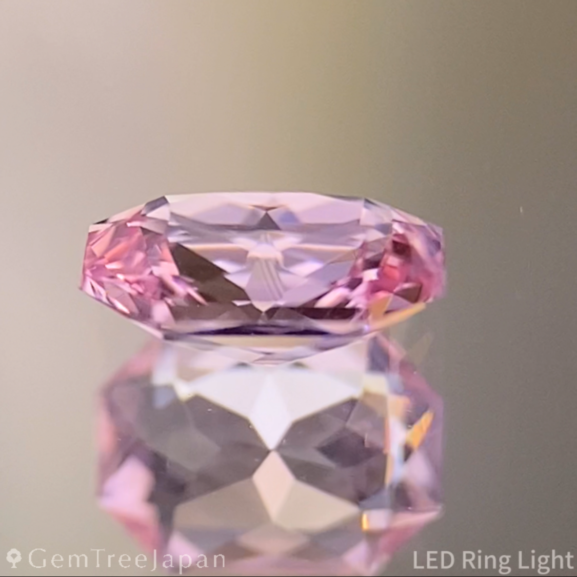 Padparadscha Sapphire 0.429ct / Sri Lanka