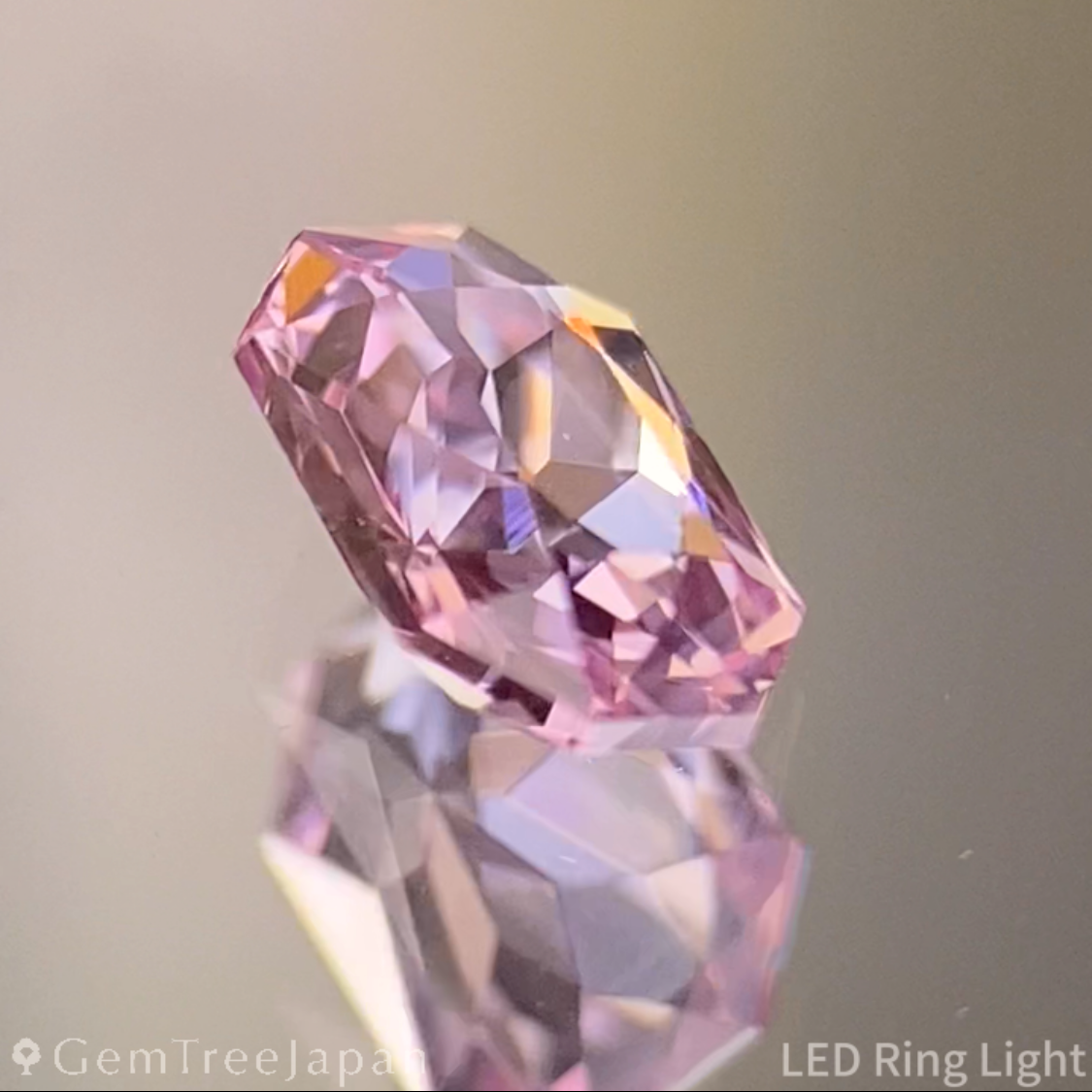 Padparadscha Sapphire 0.429ct / Sri Lanka