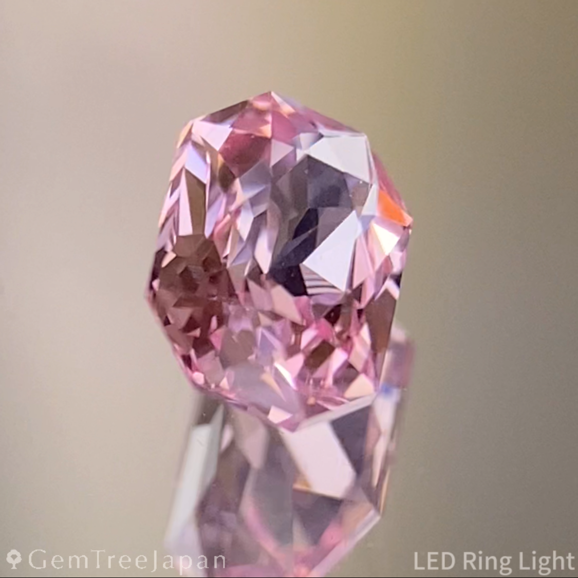 Padparadscha Sapphire 0.429ct / Sri Lanka