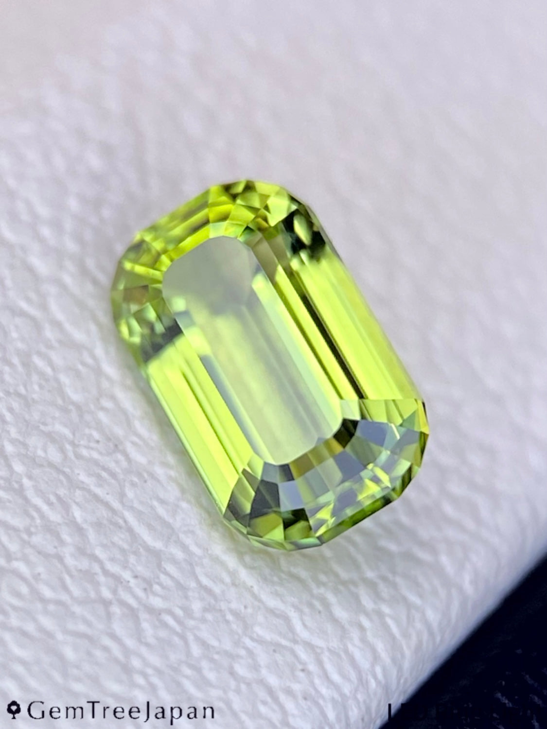【Trial Price】"Super Elegant Cut" Peridot 0.75ct / U.S.A.