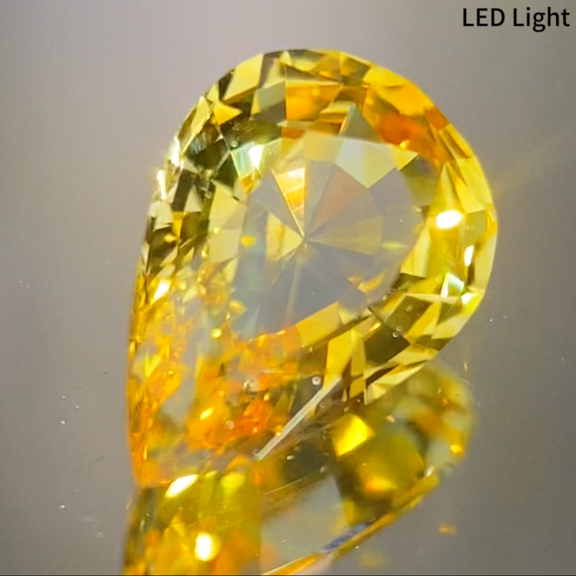 Orangy Yellow Sapphire 0.863ct / Kanchanaburi