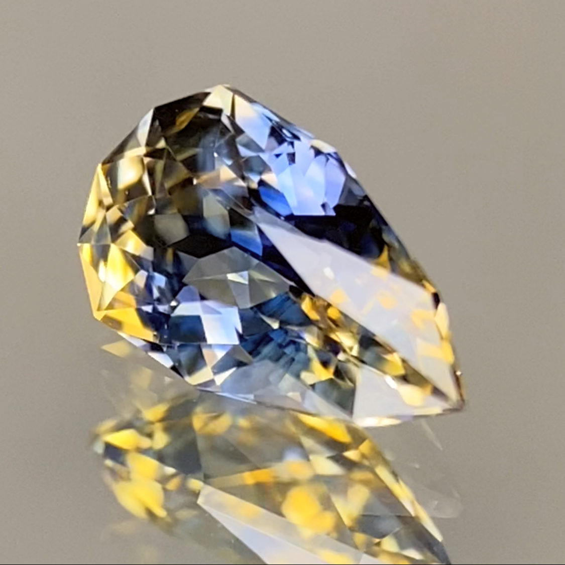 Parti-Color Sapphire 0.67ct / Sri Lanka