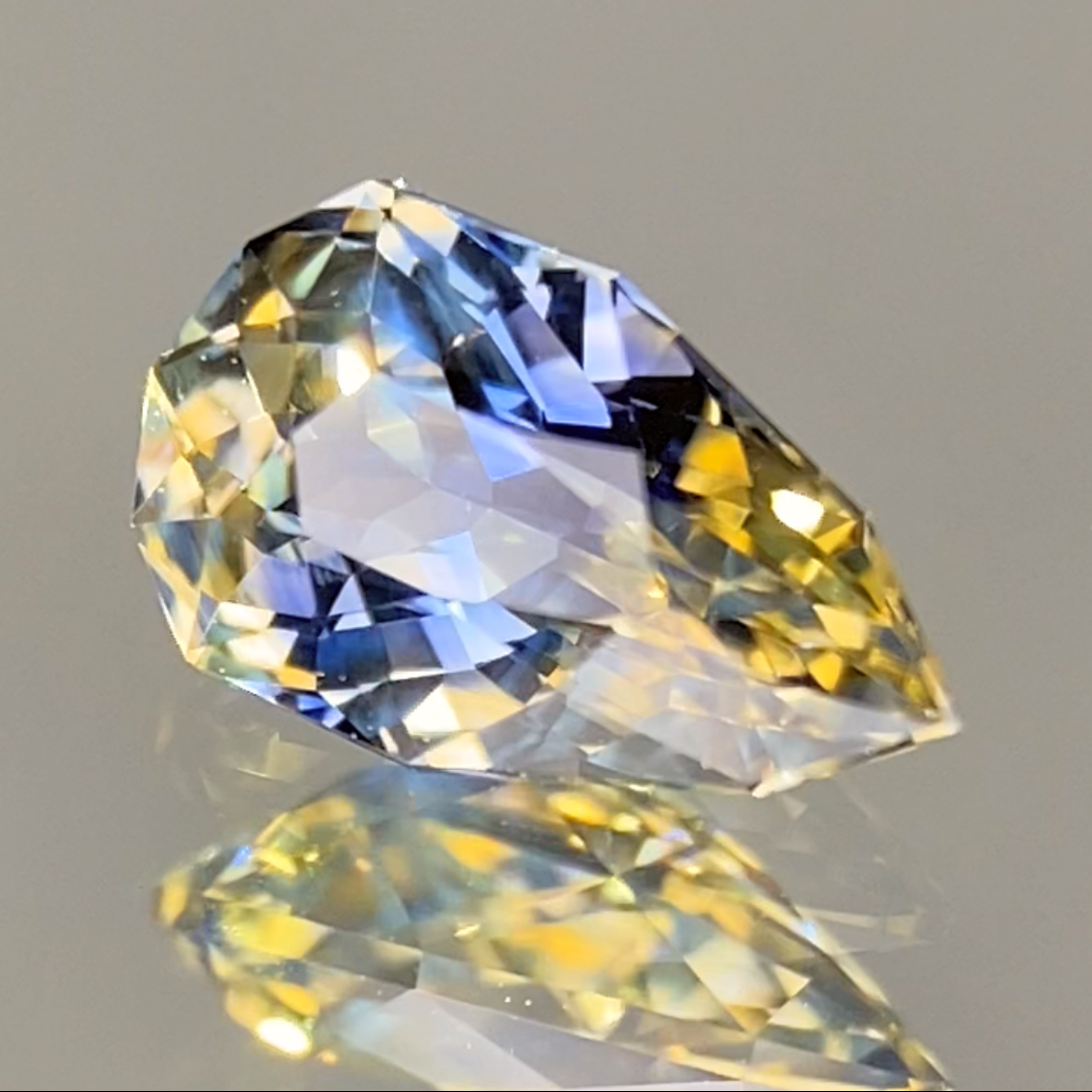 Parti-Color Sapphire 0.67ct / Sri Lanka