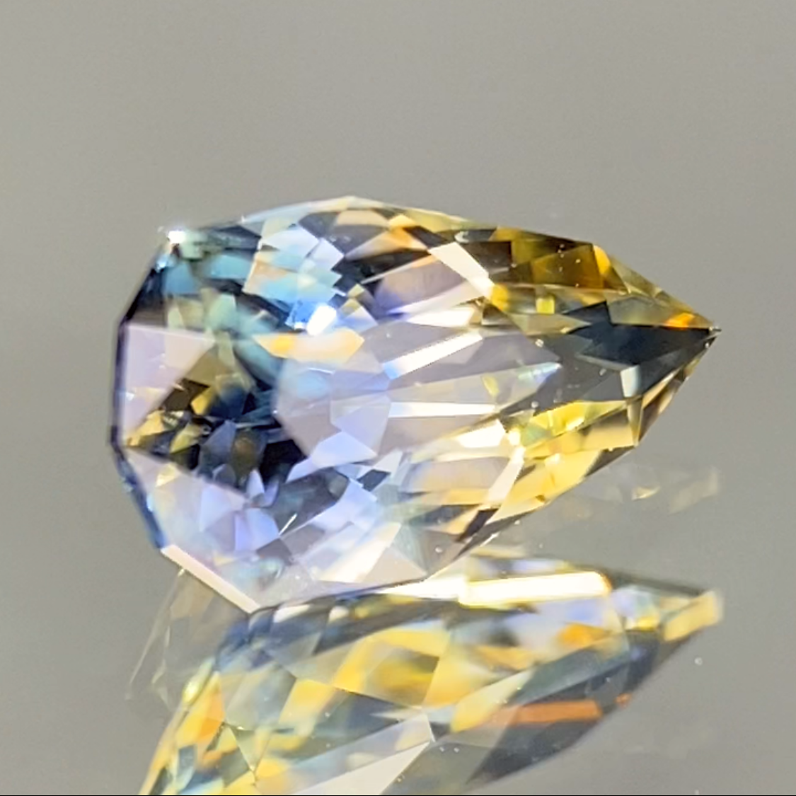 Parti-Color Sapphire 0.67ct / Sri Lanka