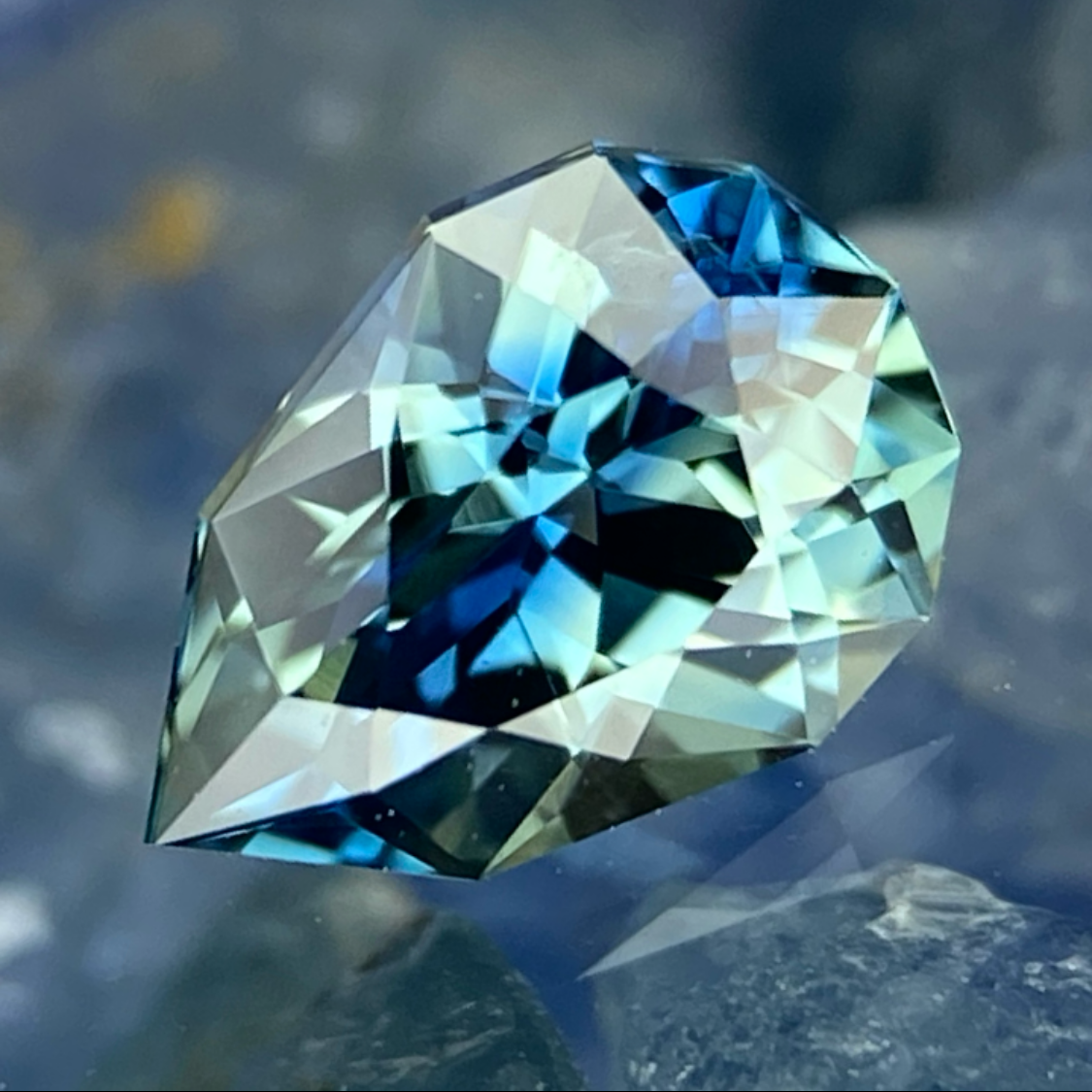 Parti-Color Sapphire 0.51ct / Sri Lanka