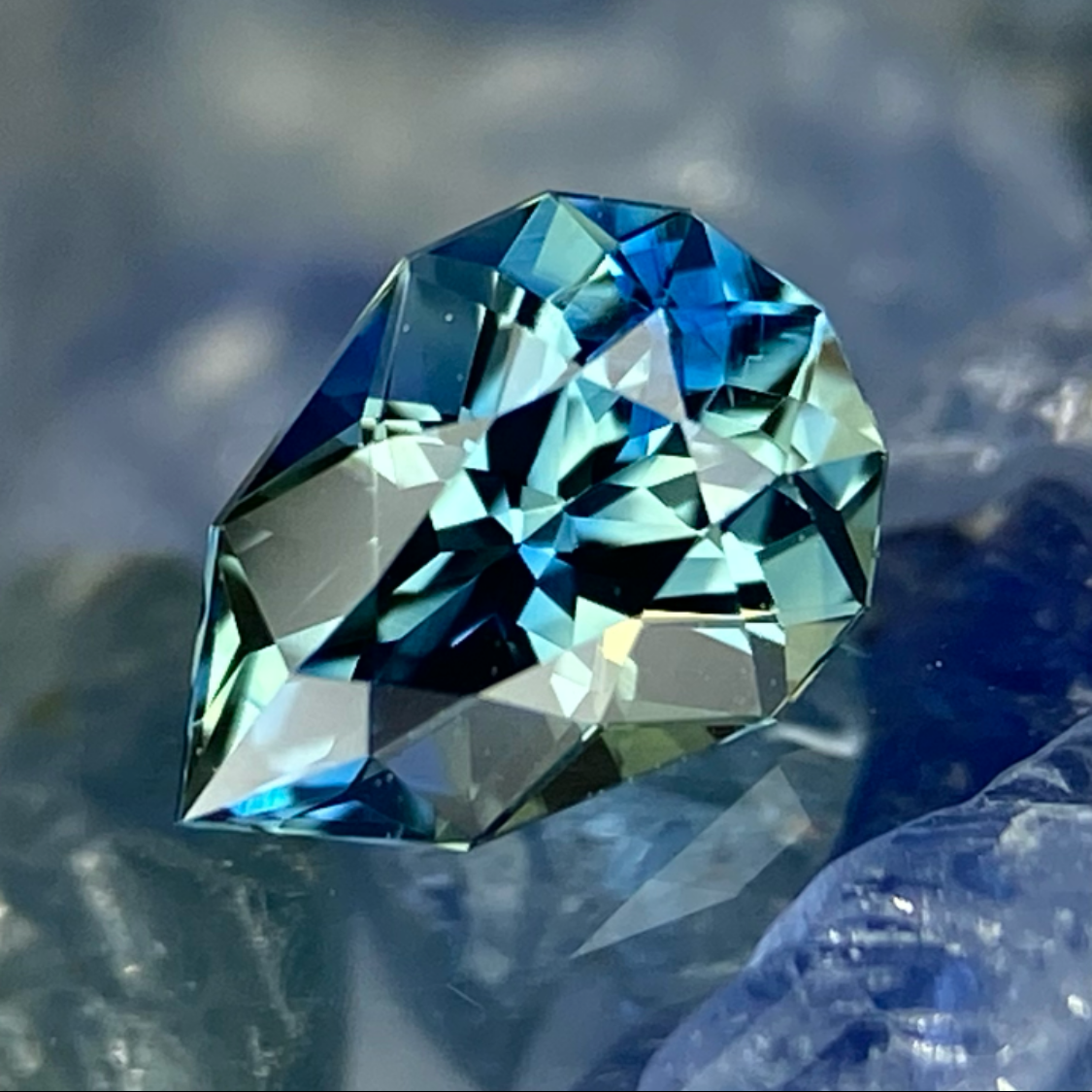 Parti-Color Sapphire 0.51ct / Sri Lanka