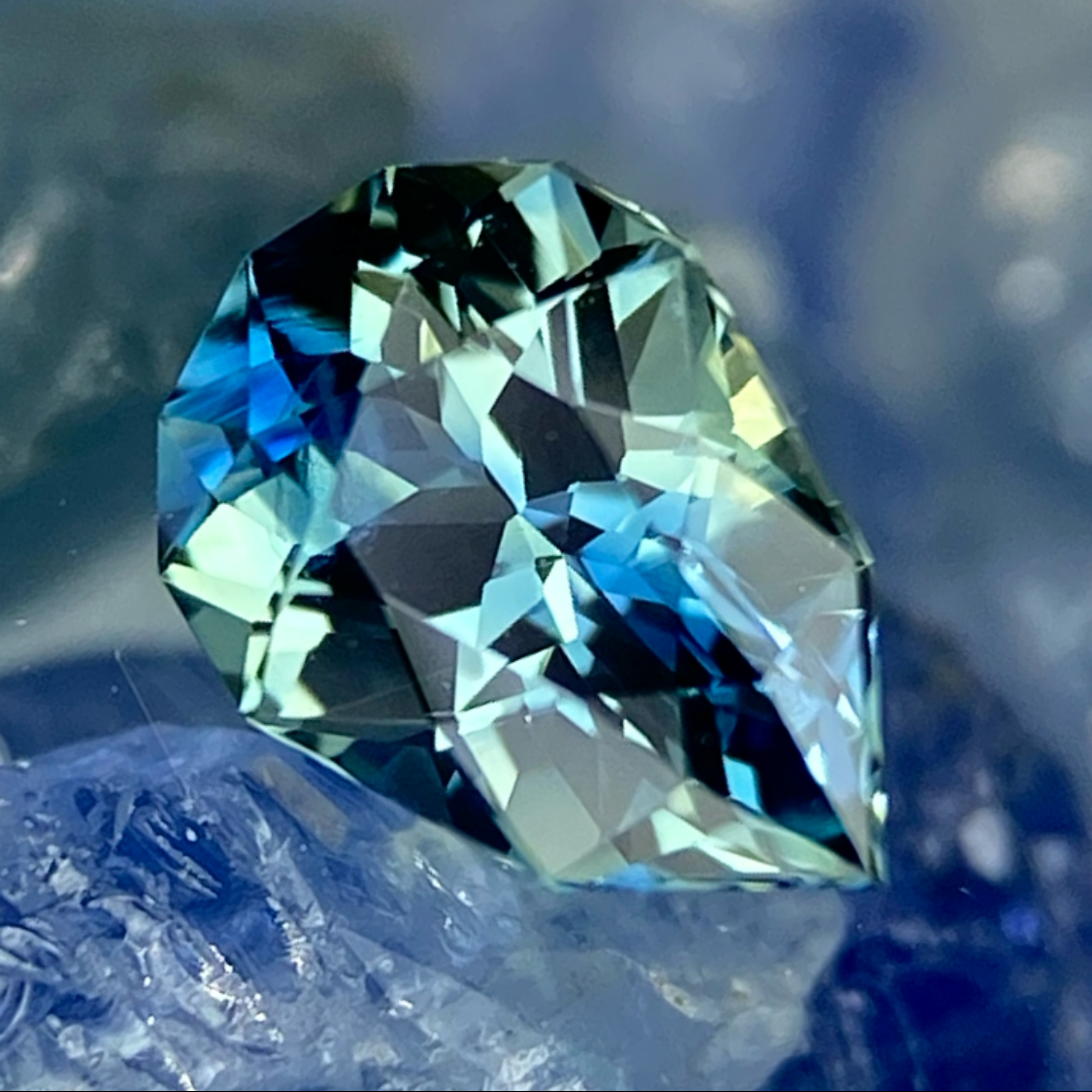 Parti-Color Sapphire 0.51ct / Sri Lanka