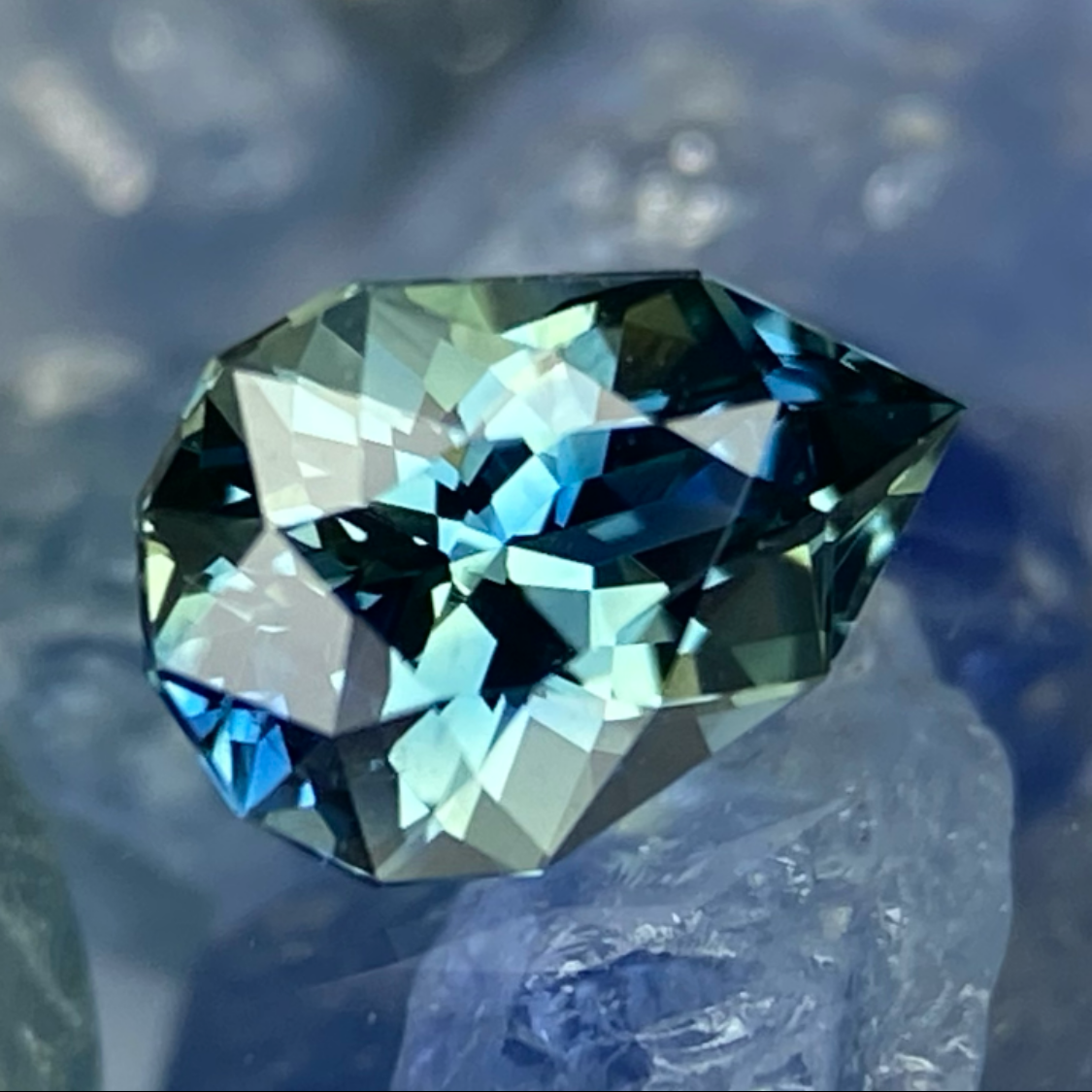 Parti-Color Sapphire 0.51ct / Sri Lanka