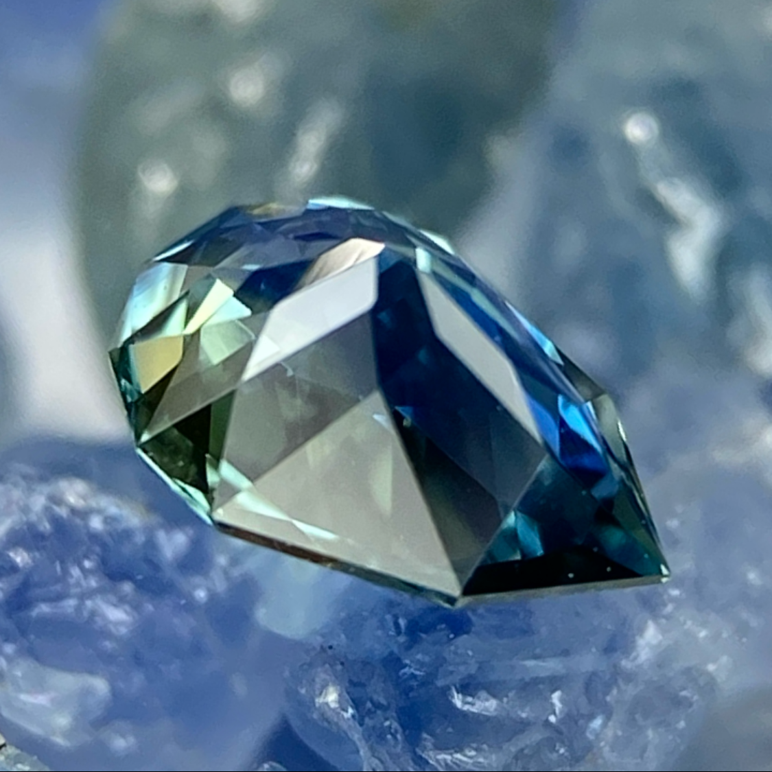 Parti-Color Sapphire 0.51ct / Sri Lanka