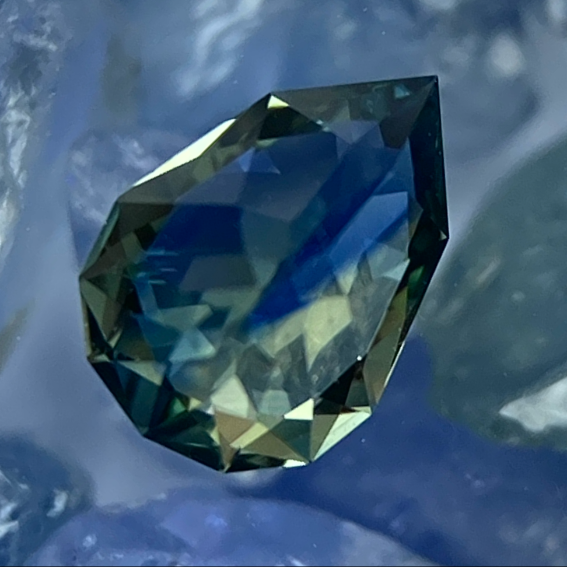 Parti-Color Sapphire 0.51ct / Sri Lanka