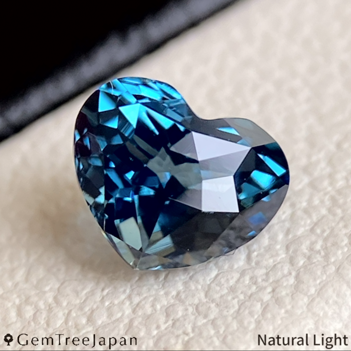 "Teal Blue Heart" Sapphire 0.886ct / Nigeria