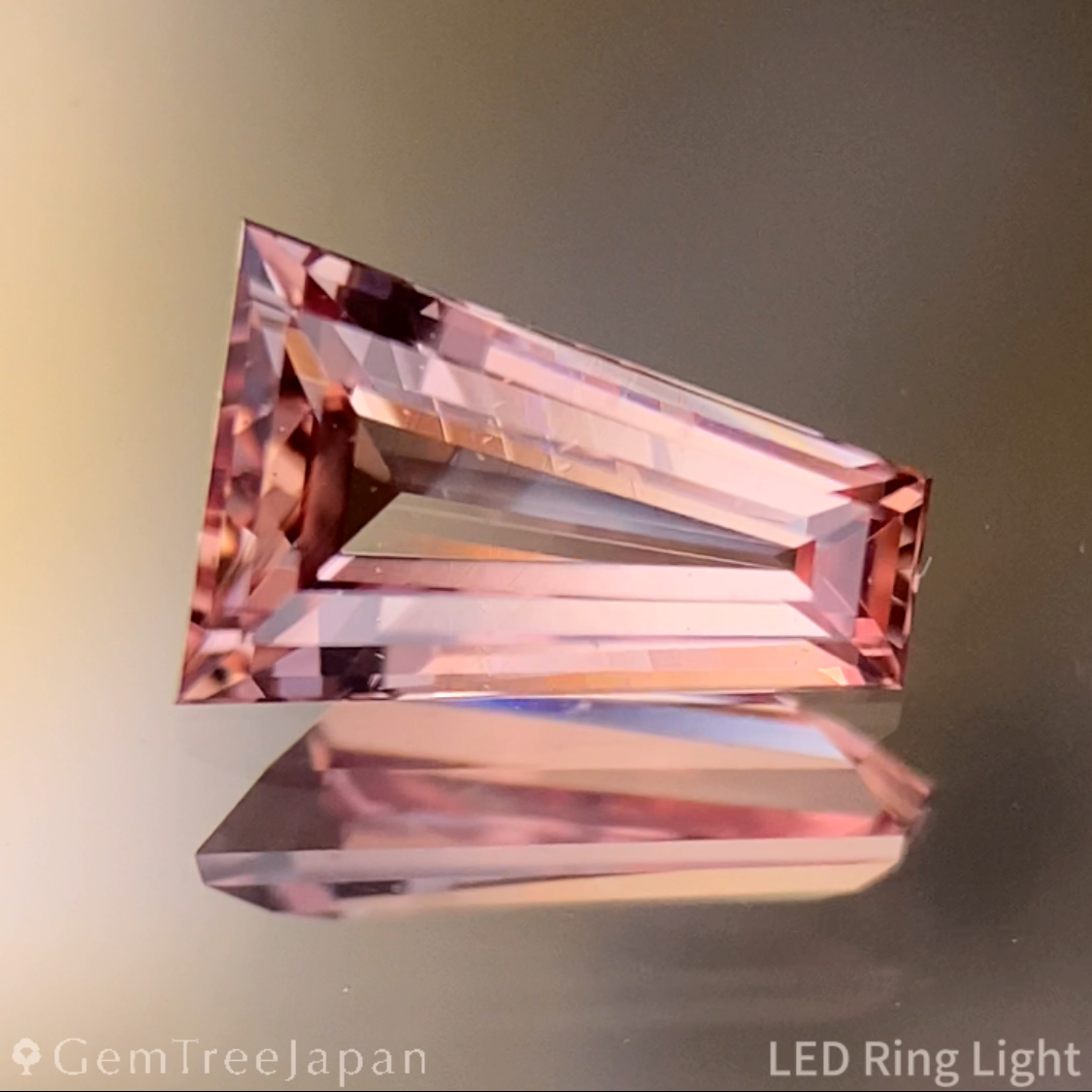 Padparadscha Sapphire 0.692ct / Madagascar