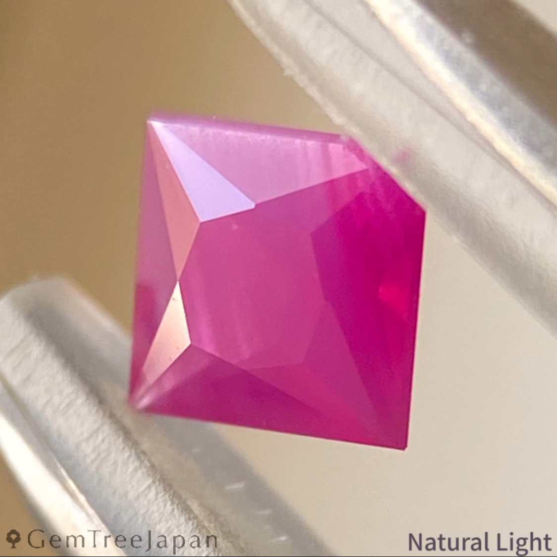 Un-Heat Ruby 0.285ct / Burma / Princess Cut