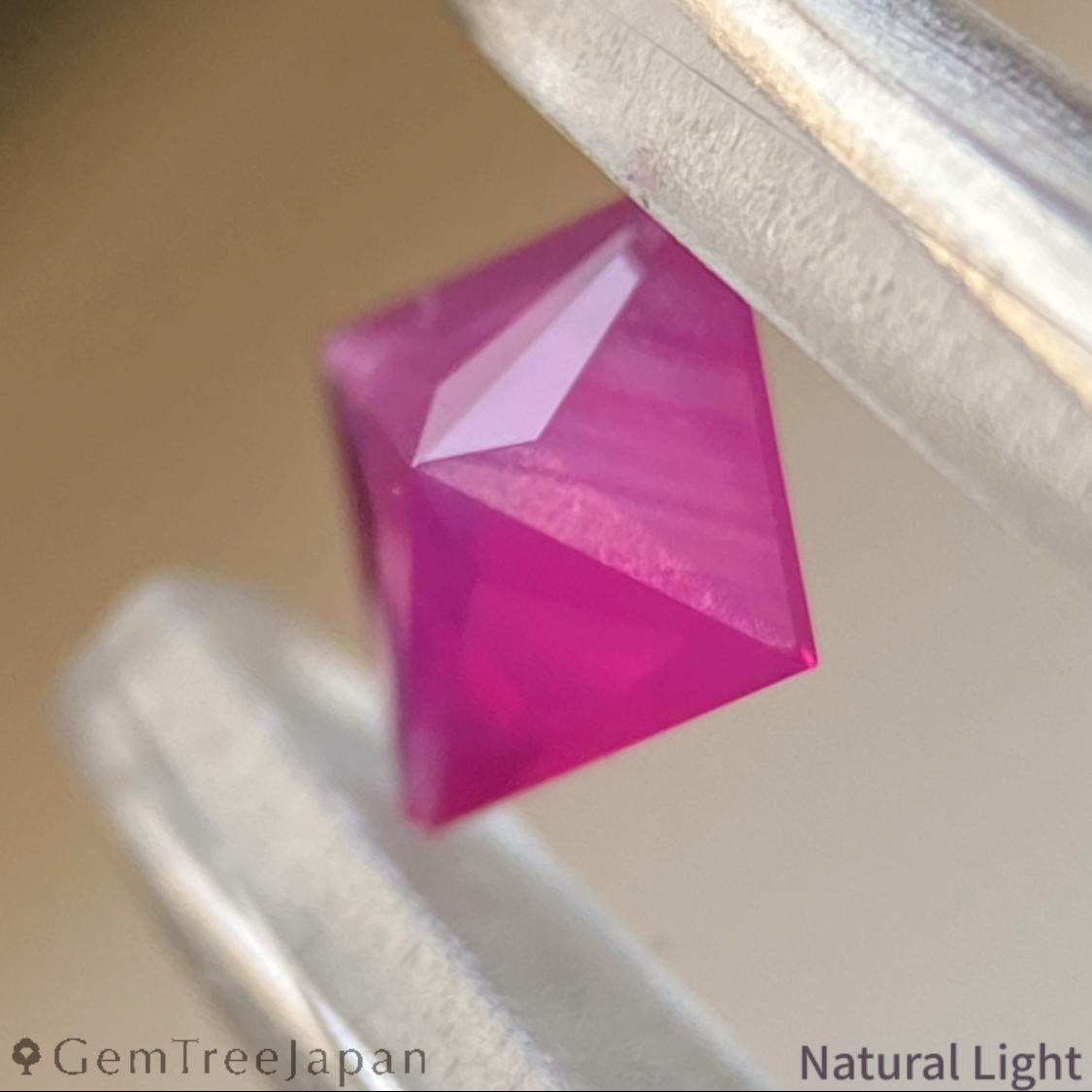 Un-Heat Ruby 0.285ct / Burma / Princess Cut