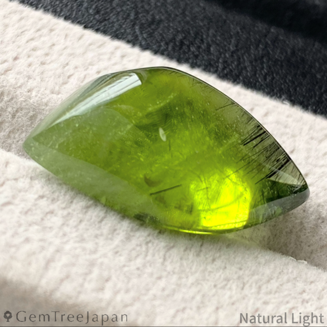 Peridot 19.42ct / Pakistan