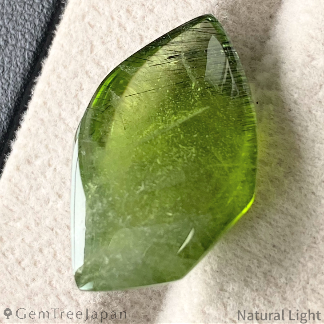 Peridot 19.42ct / Pakistan