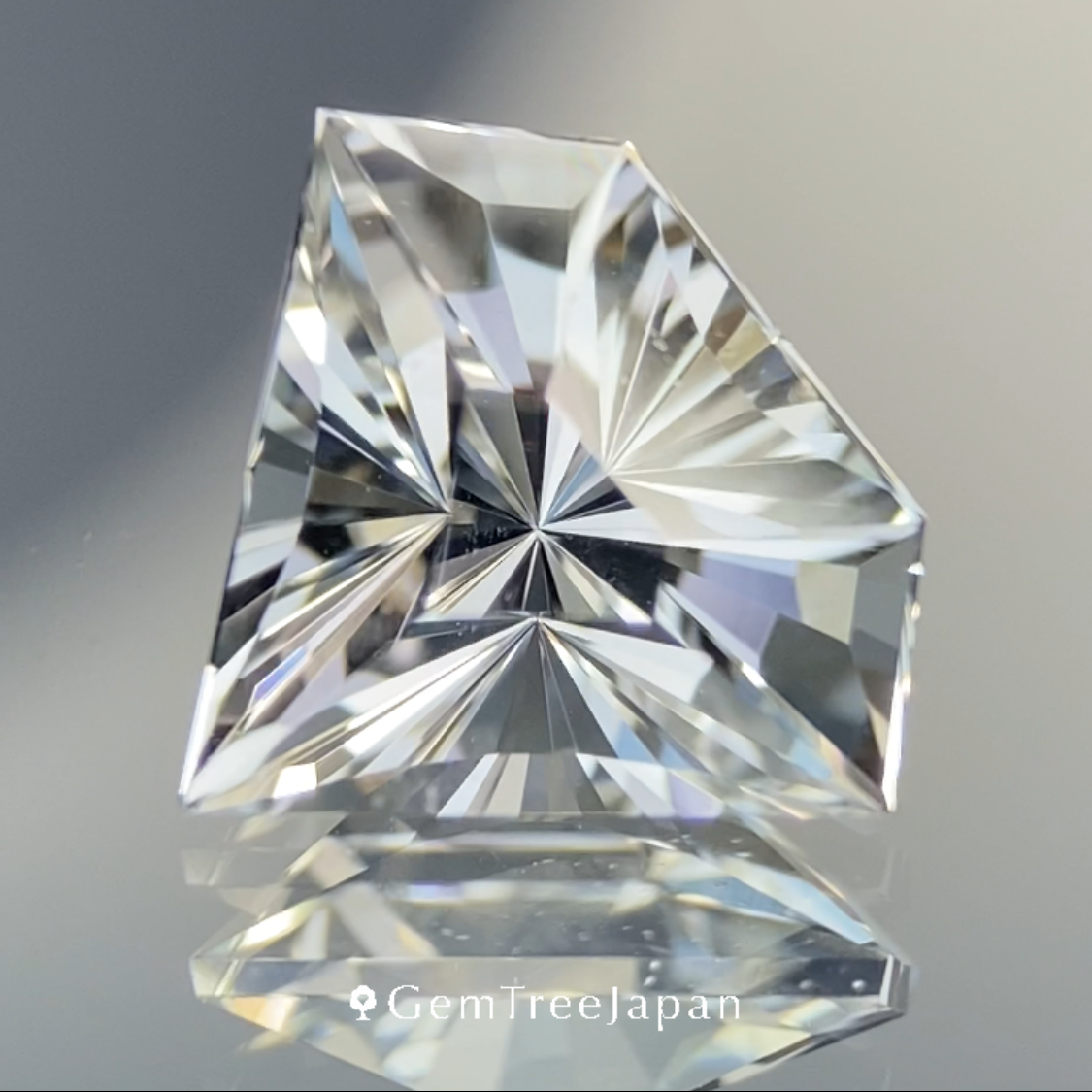 Colorless Topaz 3.03ct / Vietnam