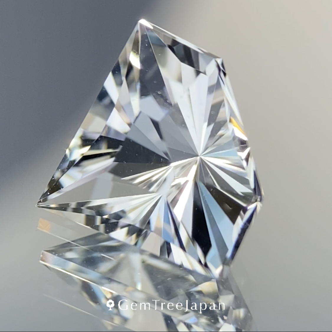 Colorless Topaz 3.03ct / Vietnam