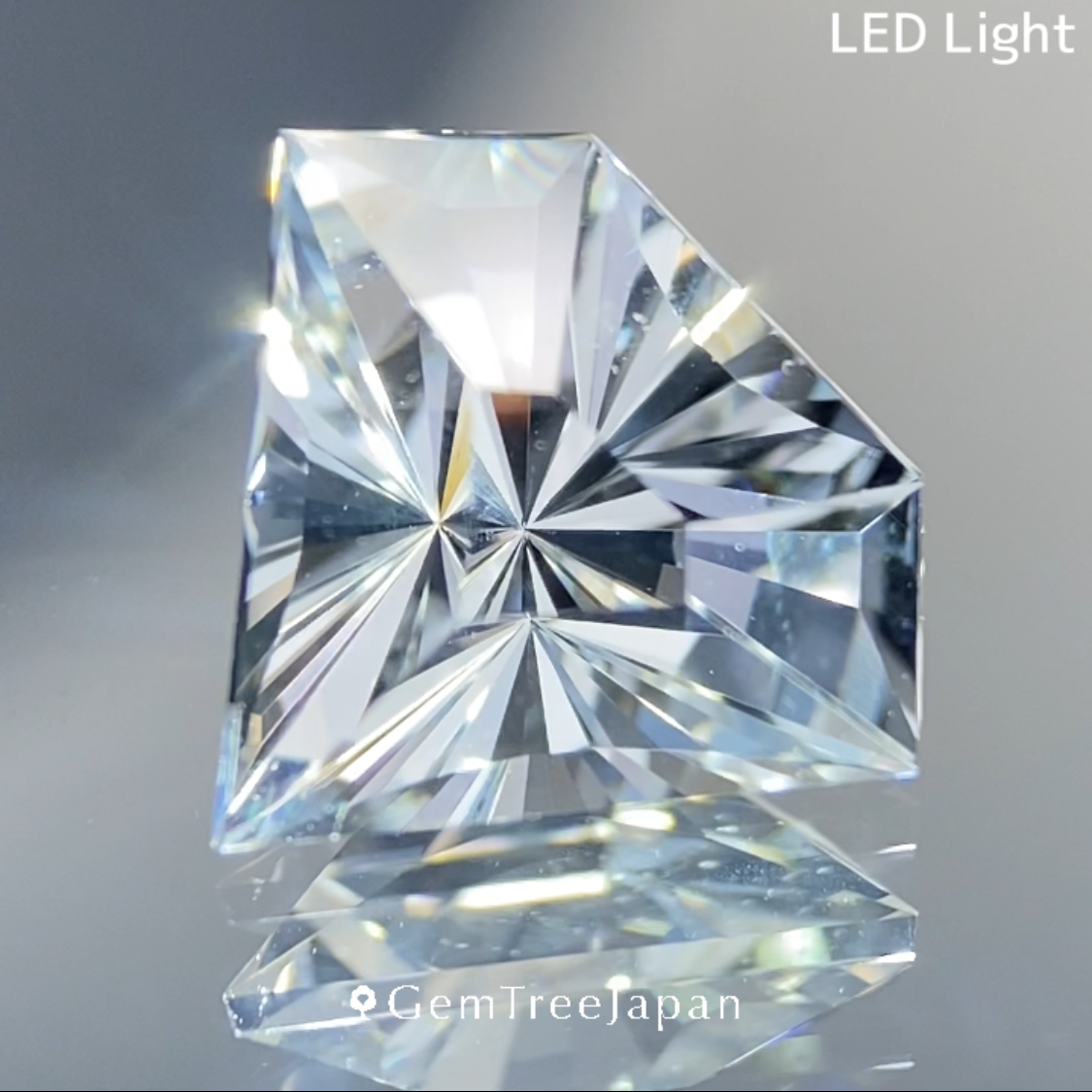 Colorless Topaz 3.03ct / Vietnam