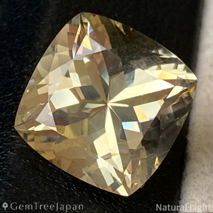 Golden Labradorite 5.86ct / Sri Lanka