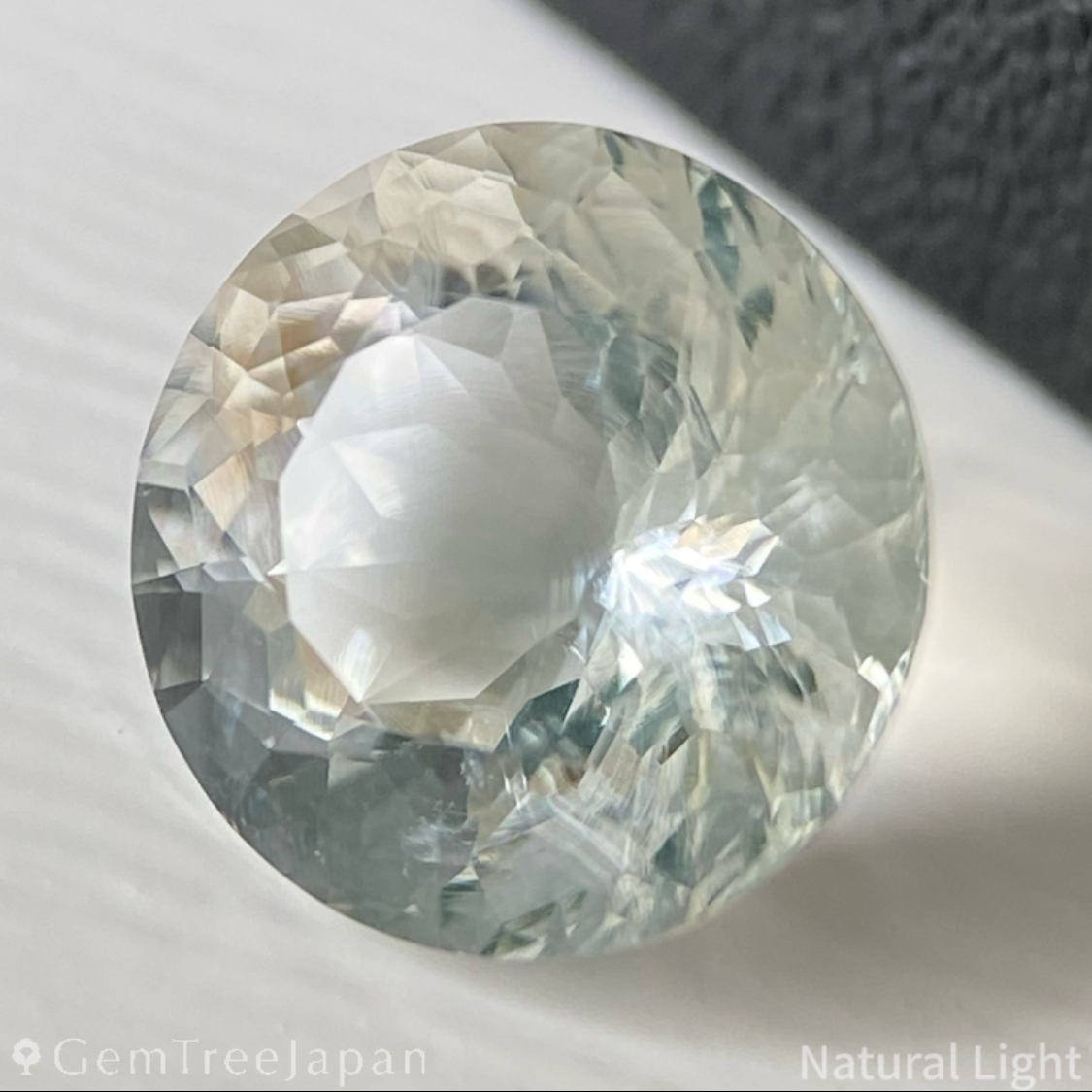Hyalite Opal 1.617ct / Hungary