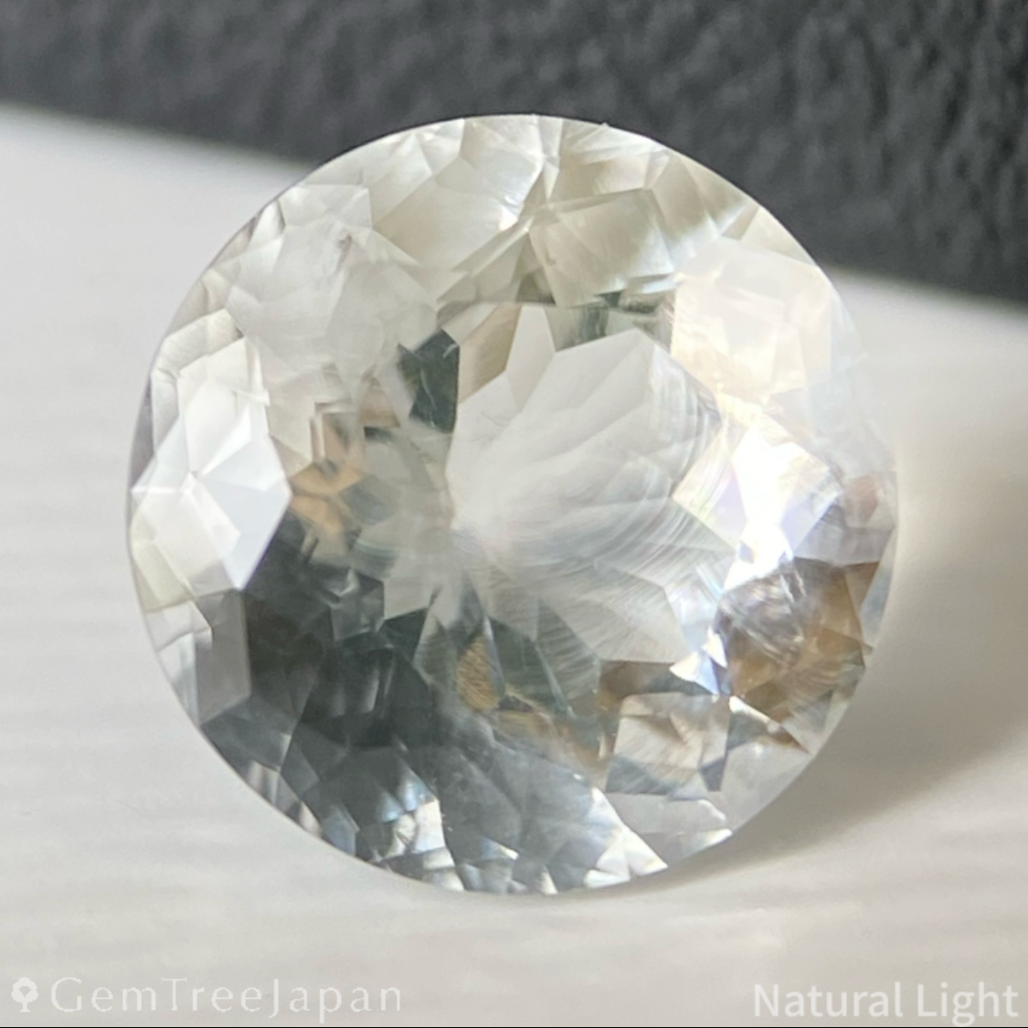Hyalite Opal 1.617ct / Hungary