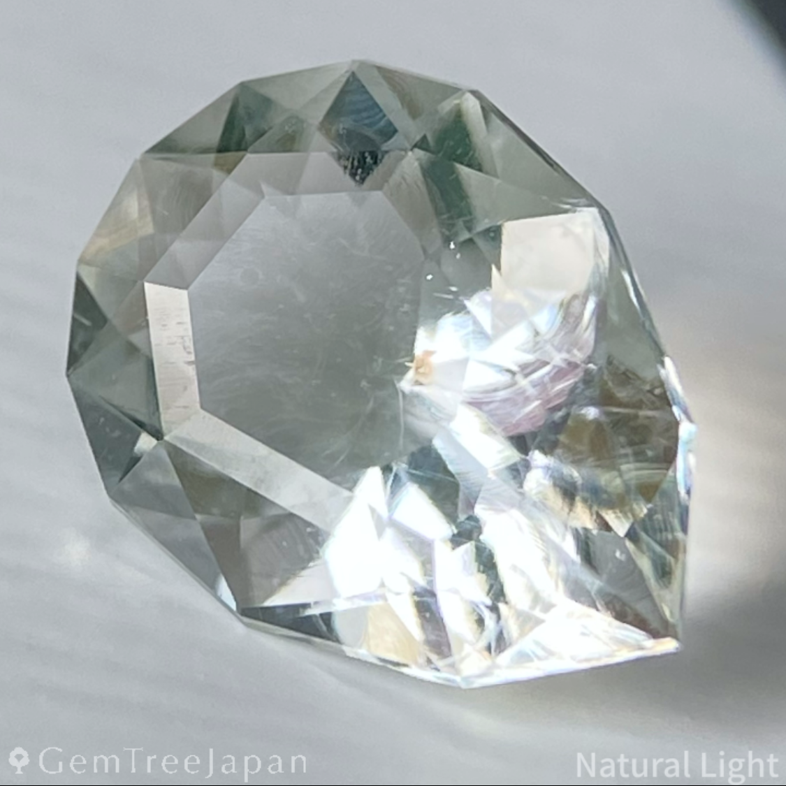 Hyalite Opal 1.210ct / Hungary