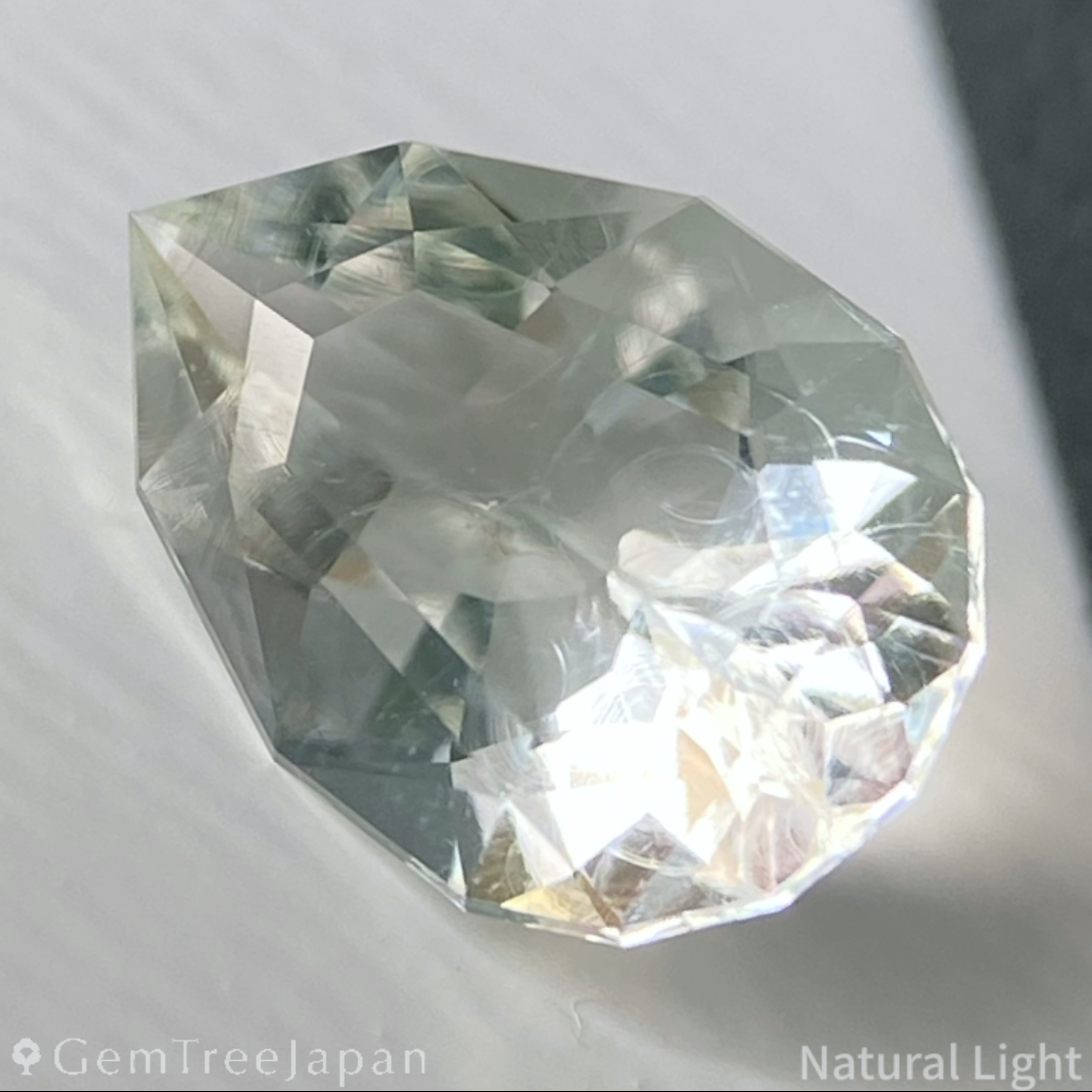 Hyalite Opal 1.210ct / Hungary