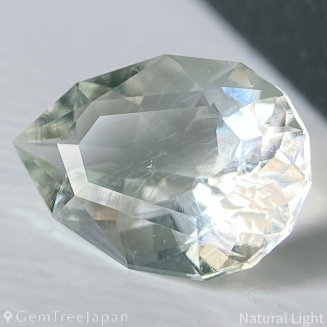 Hyalite Opal 1.210ct / Hungary