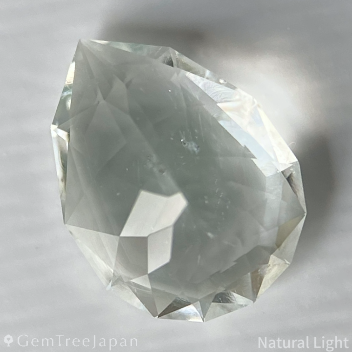 Hyalite Opal 1.210ct / Hungary