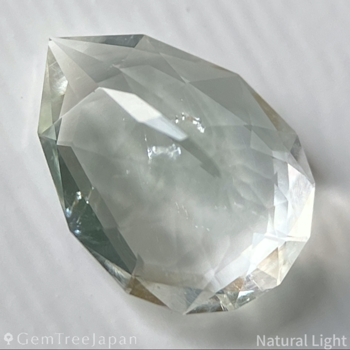 Hyalite Opal 1.210ct / Hungary