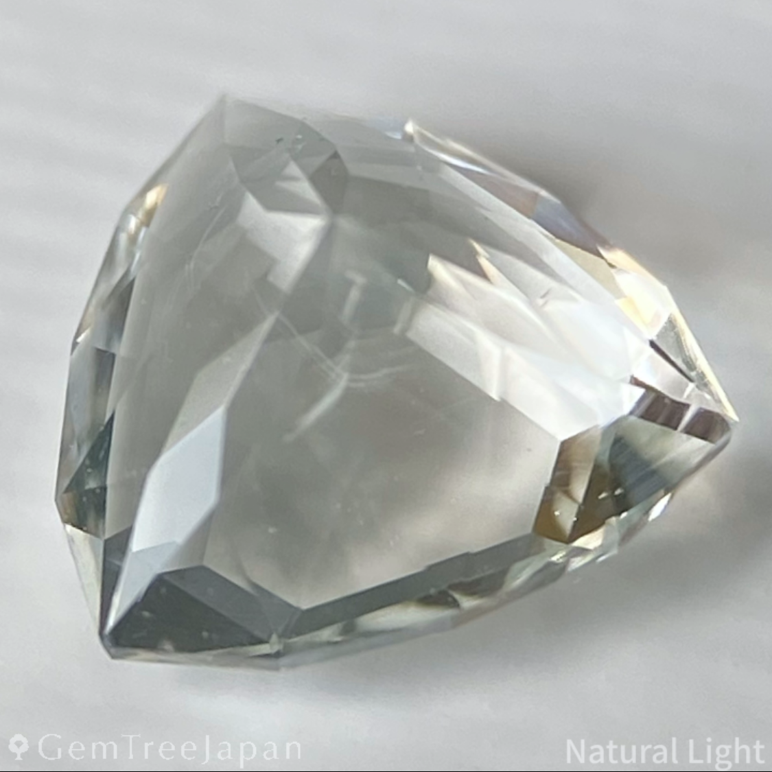 Hyalite Opal 1.071ct / Hungary