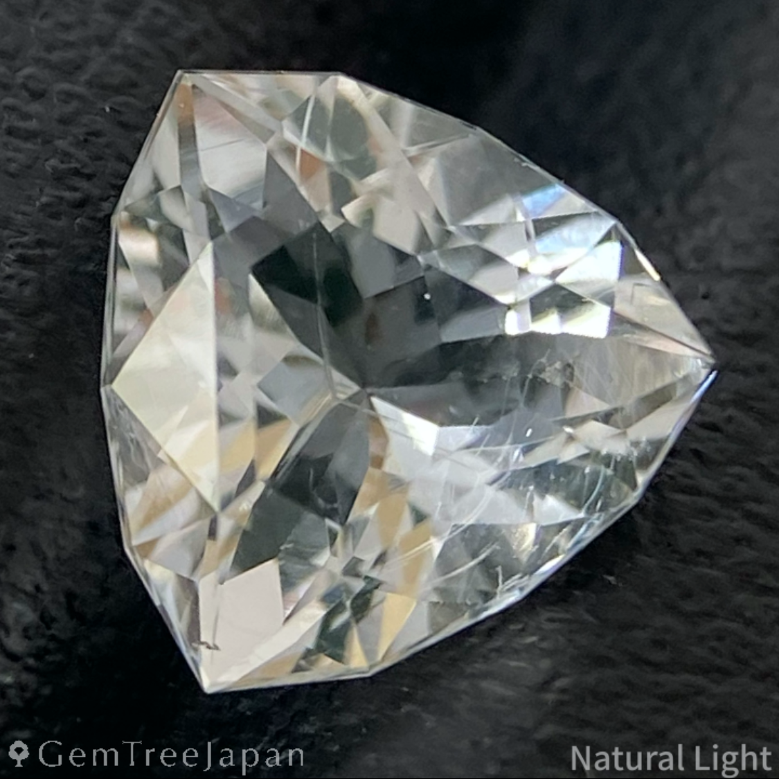 Hyalite Opal 1.071ct / Hungary