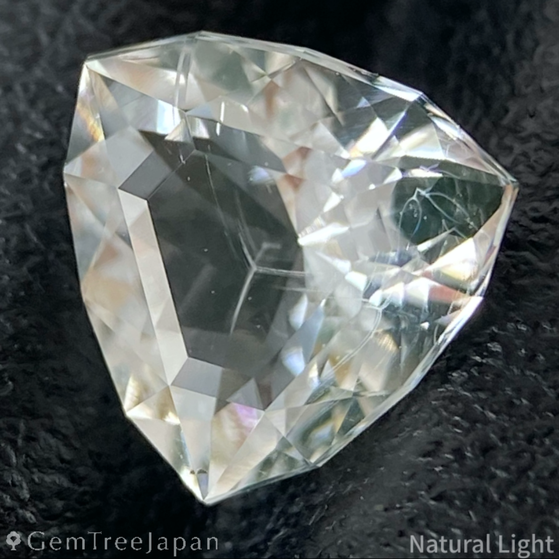 Hyalite Opal 1.071ct / Hungary