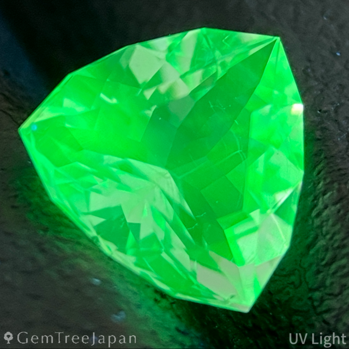Hyalite Opal 1.071ct / Hungary