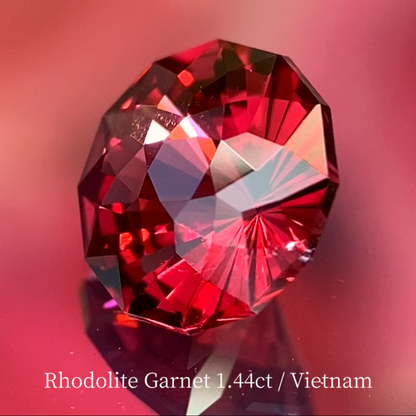 Rhodolite Garnet 1.44ct / Vietnam 