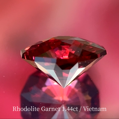 Rhodolite Garnet 1.44ct / Vietnam 