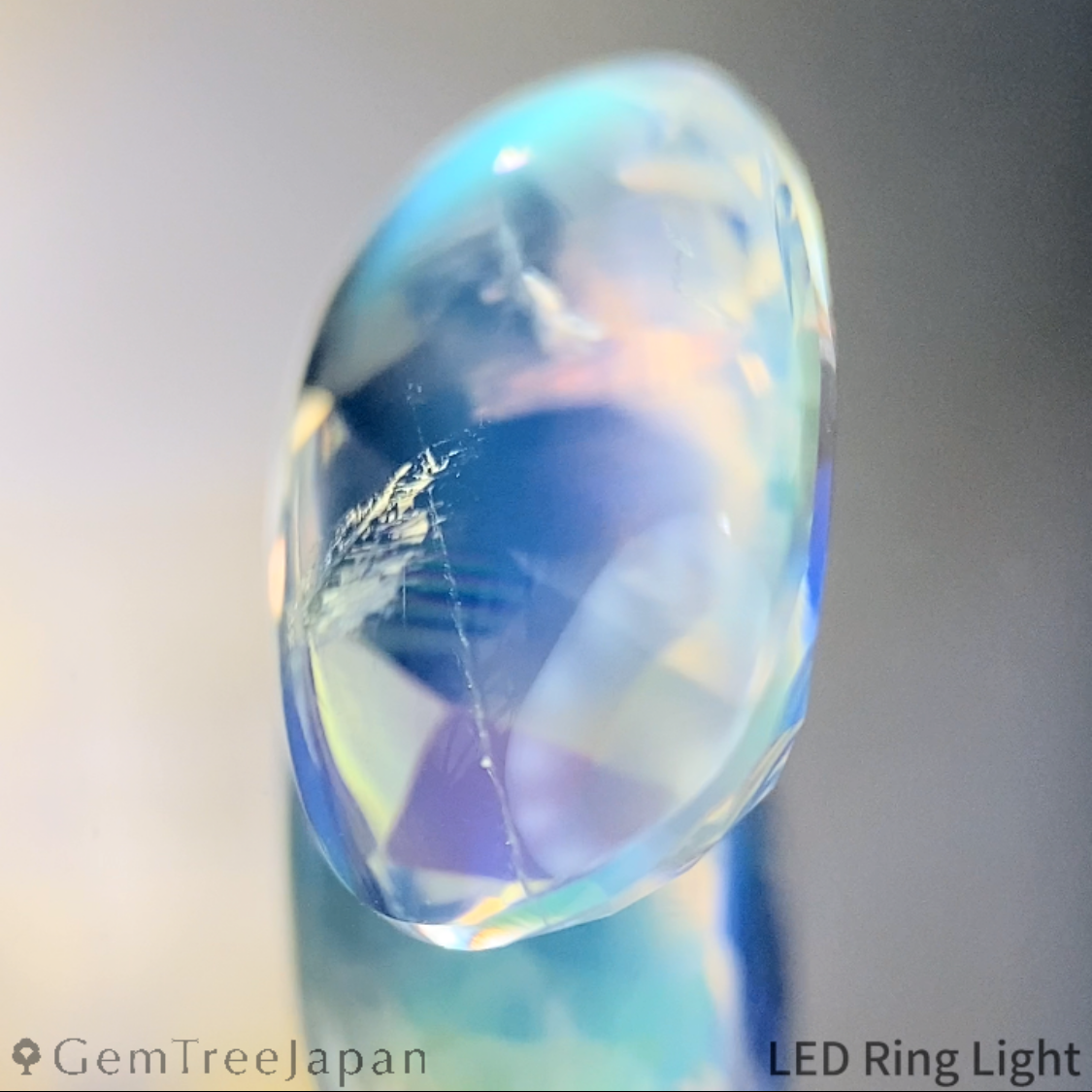 Rainbow Moonstone 4.36ct / Madagascar