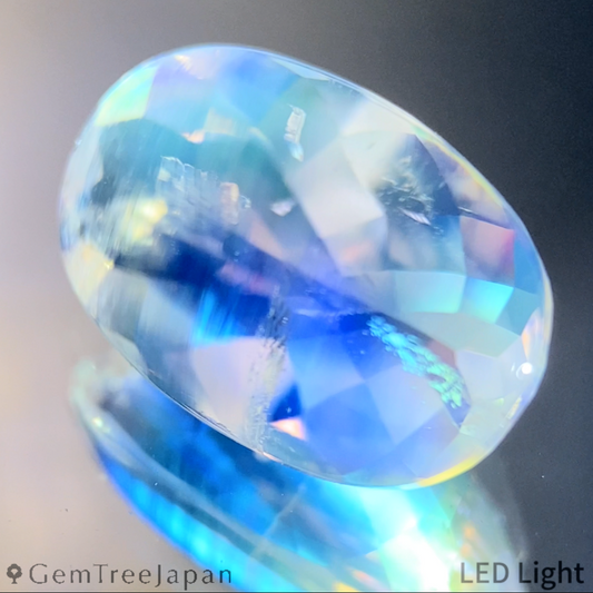 Rainbow Moonstone 4.36ct / Madagascar