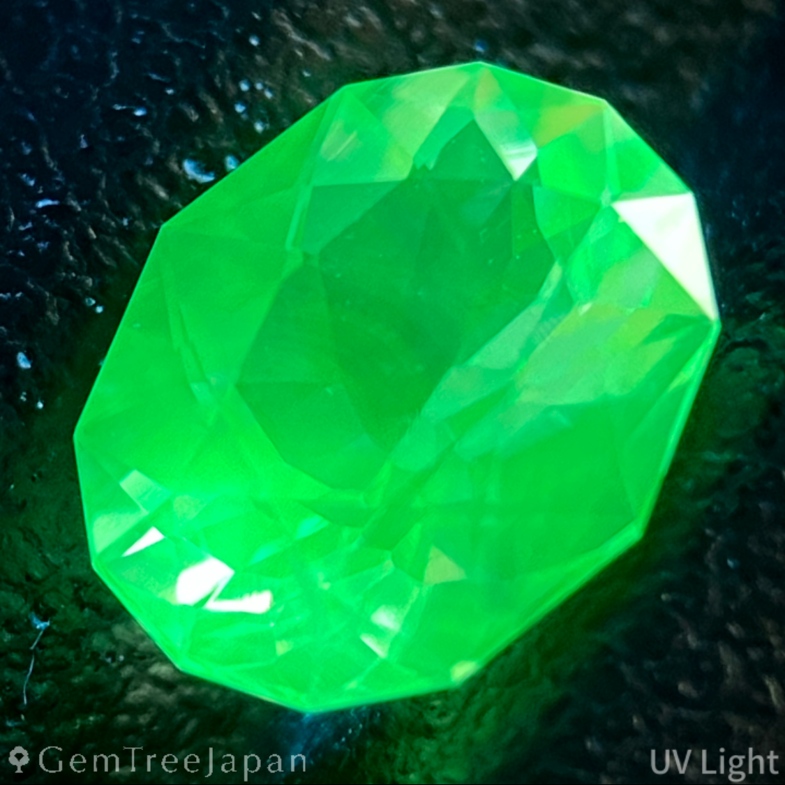 Hyalite Opal 0.923ct / Hungary