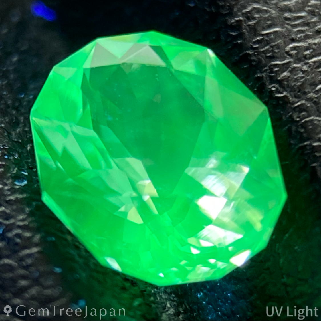 Hyalite Opal 0.923ct / Hungary