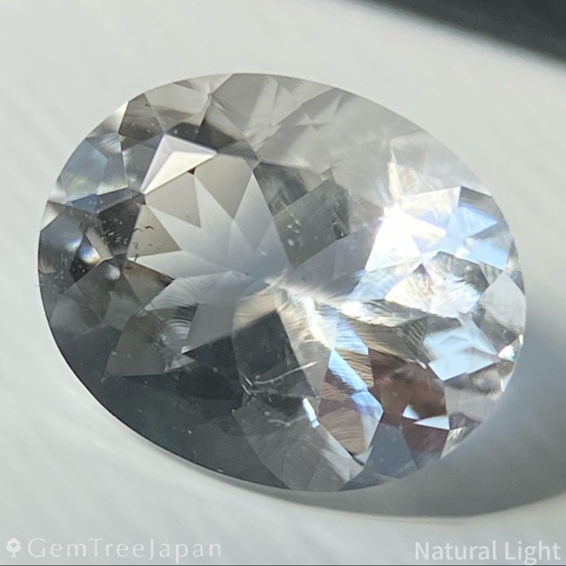 Hyalite Opal 0.645ct / Hungary