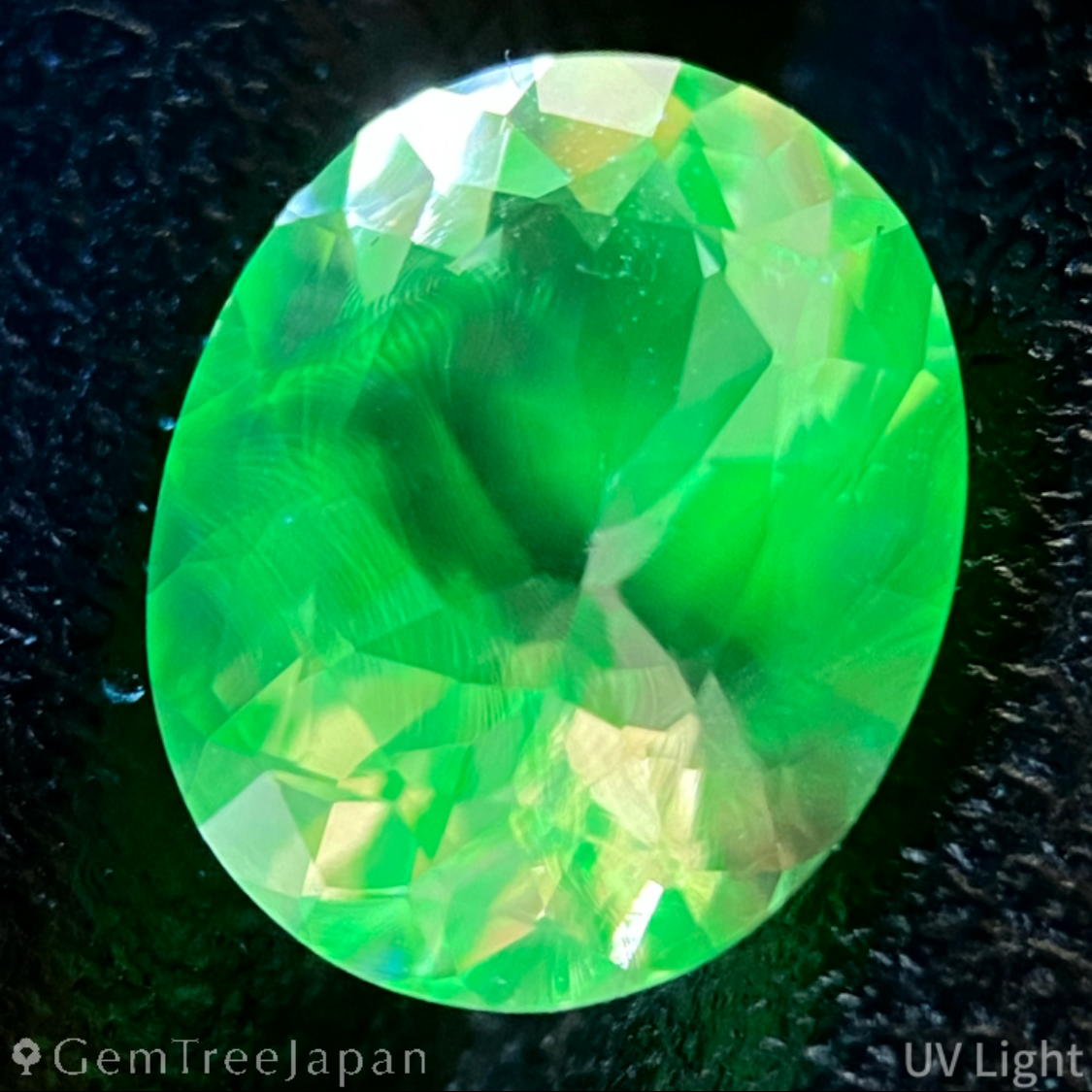 Hyalite Opal 0.645ct / Hungary