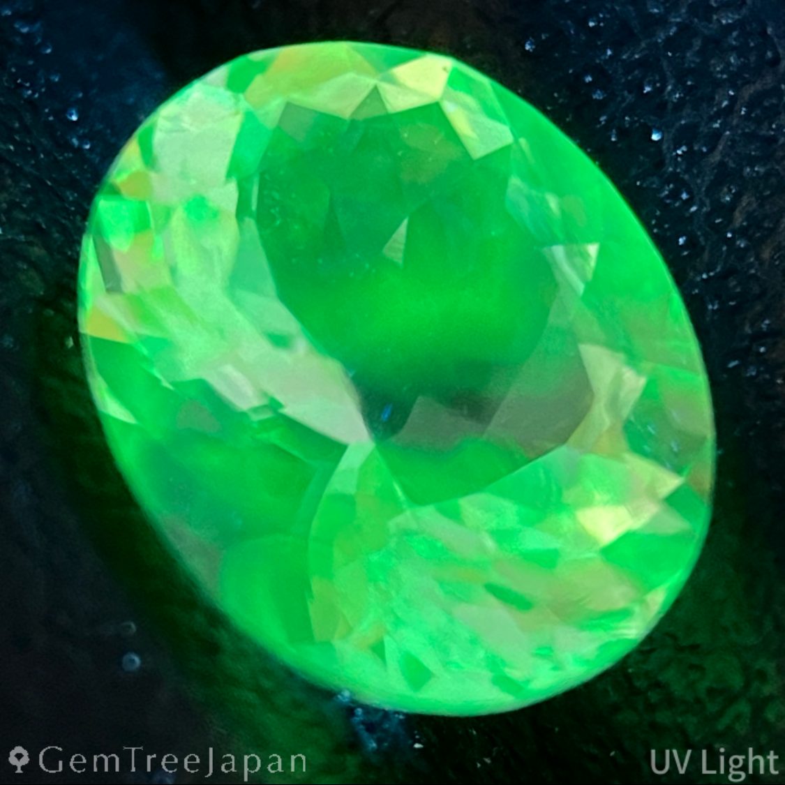 Hyalite Opal 0.645ct / Hungary
