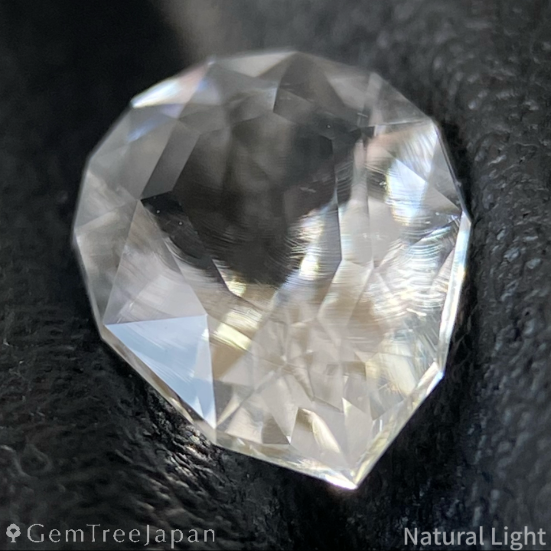 Hyalite Opal 0.644ct / Hungary